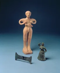 Doppelaxtkopf und zwei Figuren aus Knossos, spätminoisch, ca. 1500 v. Chr.